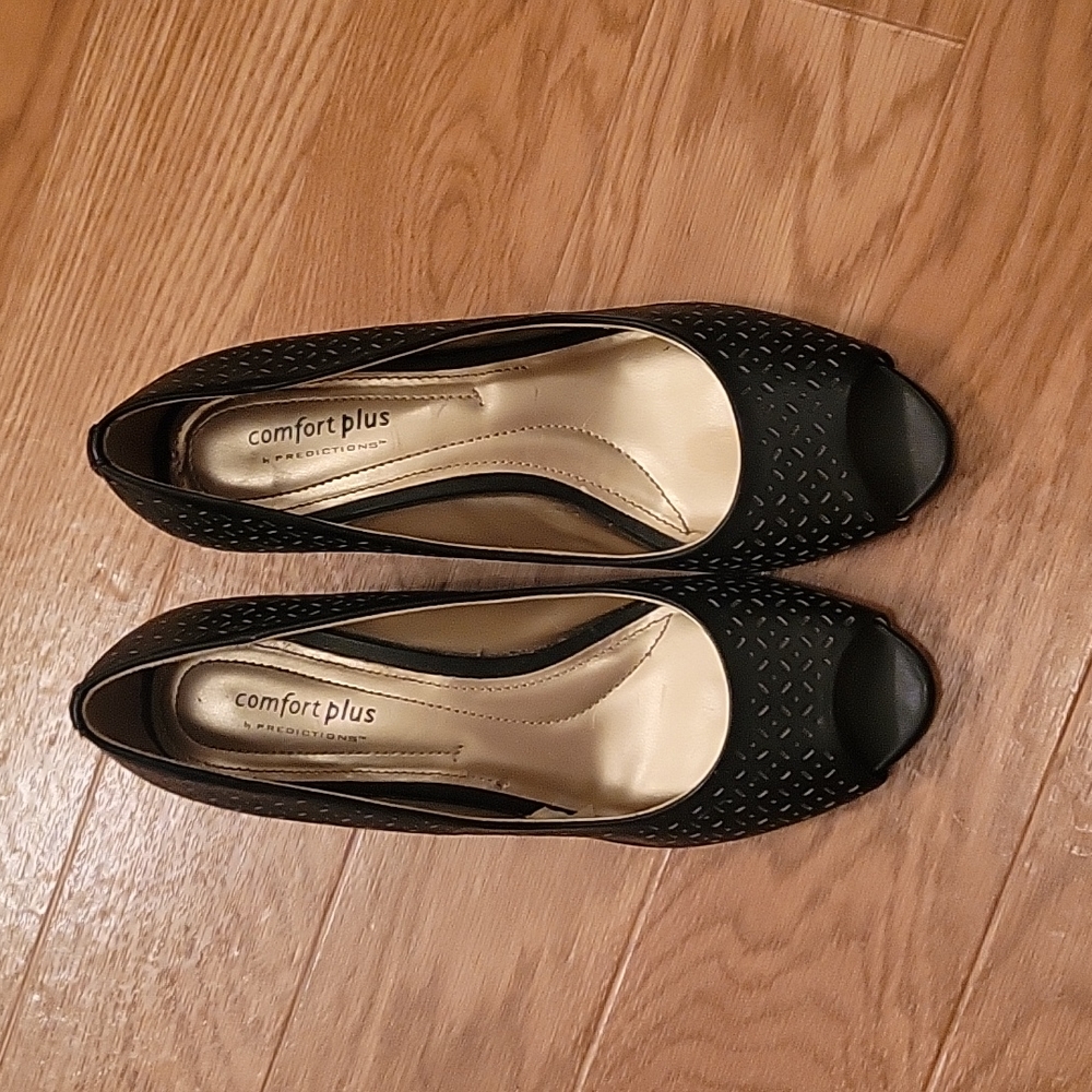 Black wedges